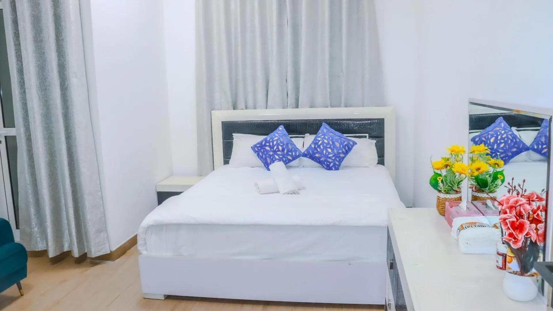 Holiday home Chic 1-Bedroom Apartment Hall With Wi-Fi Dubai