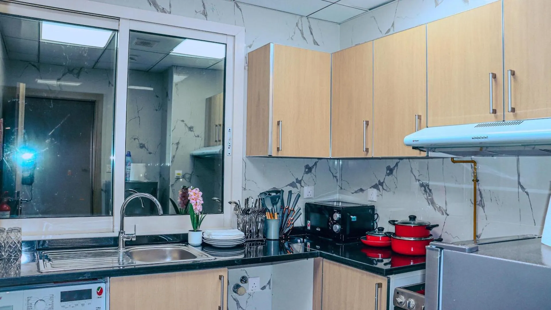 Chic 1-Bedroom Apartment Hall With Wi-Fi 두바이 0*,